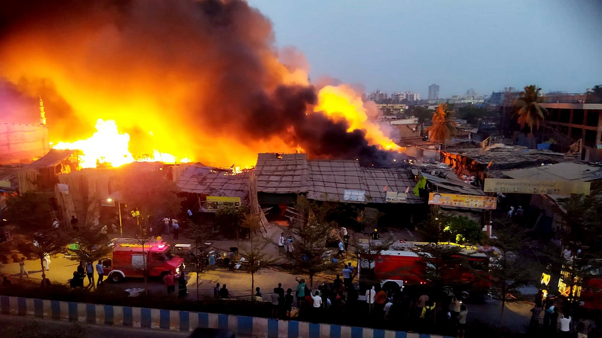 The major fire destroyed several huts and shops at Bhayandar in Maharashtra's Thane district (photo: PTI)