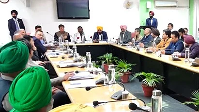 Screen grab of the meeting between the Central government and farmer leaders from @Gagan4344/X
