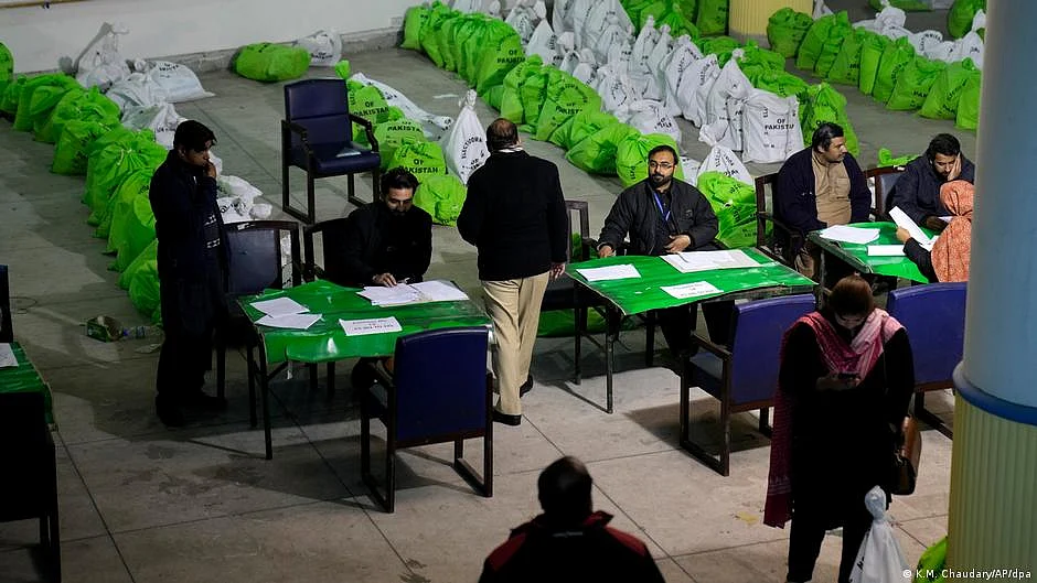 Voting began at 8 a.m. local time with former PM Khan in jail and Sharif tipped to win. (photo: DW)