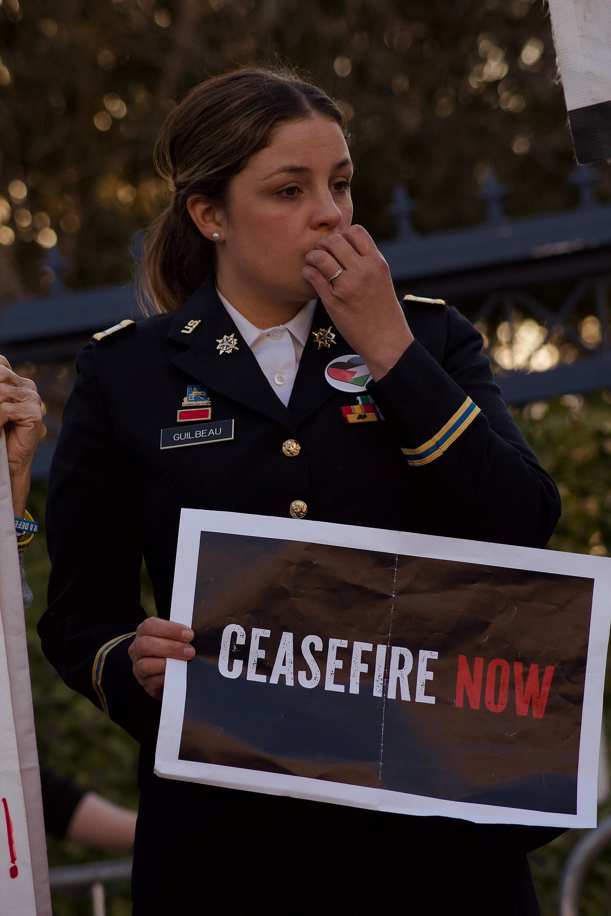 Another member of the Armed Forces, per her uniform, joins the viigil in honour of Aaron Bushnell and upholds his cause: 'Ceasefire Now' (photo courtesy @Lau_Bast/X)