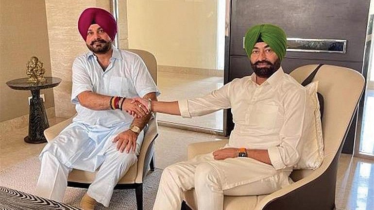 Navjot Singh Sidhu (left) and Sukhpal Khaira join hands here, but are best known for their persistent individualism (photo: National Herald archives)