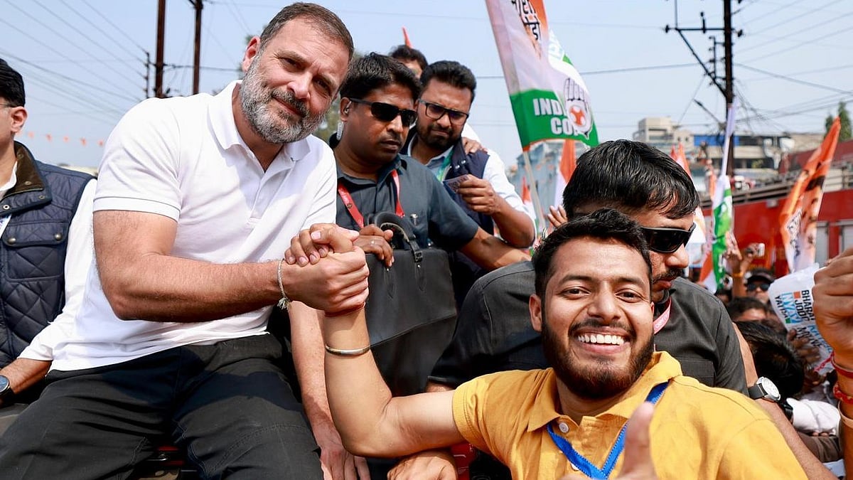 Rahul Gandhi (left) clasps hands with a supporter on his Bharat Jodo Nyay Yatra through Chhattisgarh, 11 February 2024 (photo courtesy @AmitYji127/X) 