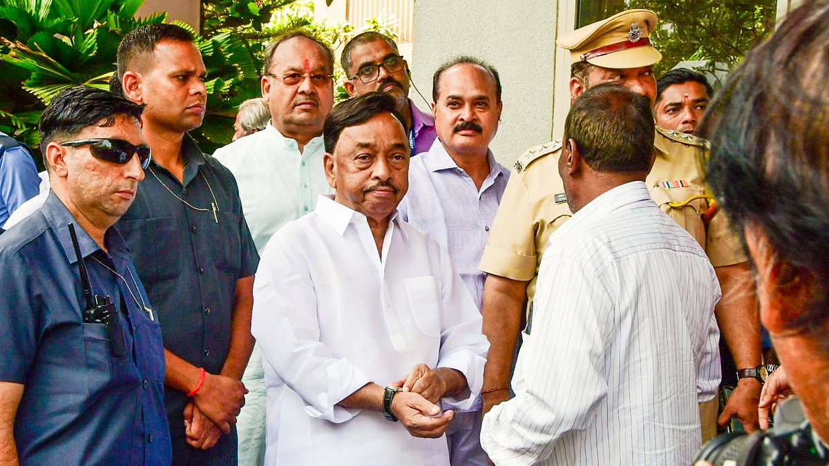 Narayan Rane (centre) at Joshi's last rites (photo: PTI)