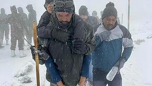 Army rescues tourists in Sikkim (photo: IANS)
