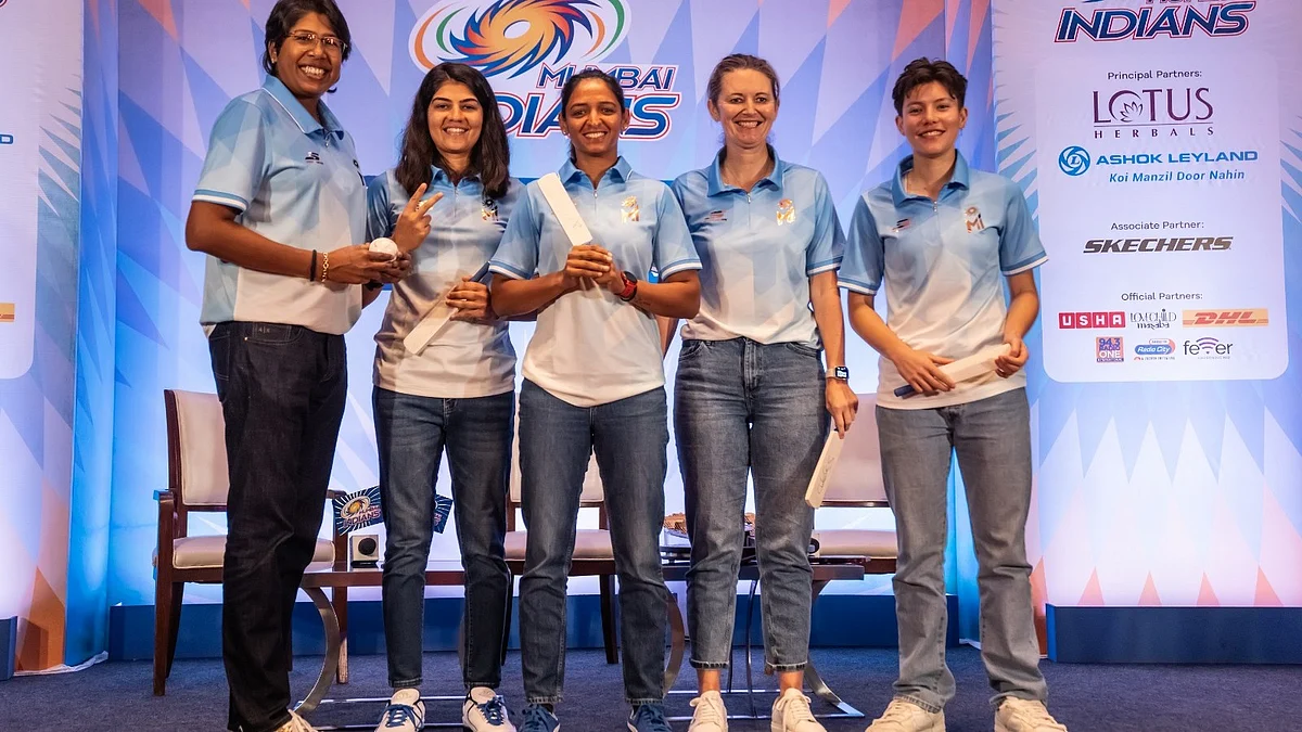 Jhulan Goswami and Charlotte Edwards with MI players at the press conference (photo: Mumbai Indians)