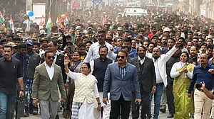 Put me in jail and I will come out by making a hole: Mamata to Centre