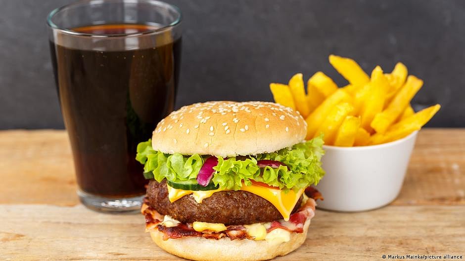 Most processed foods and drinks contain lots of calories but little in the way of nutrition. (photo: DW)