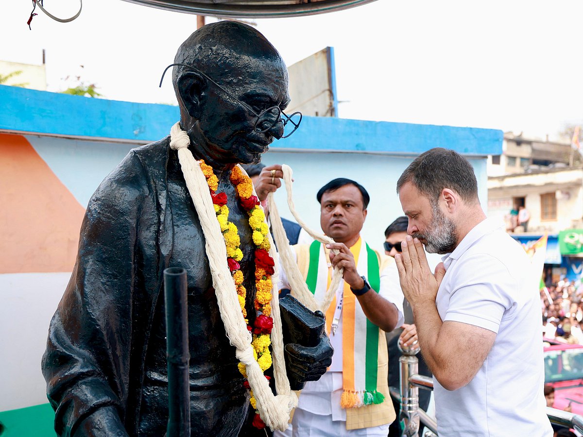 A salutation to the Father of the Nation (photo: bharatjodonyayyatra.com)