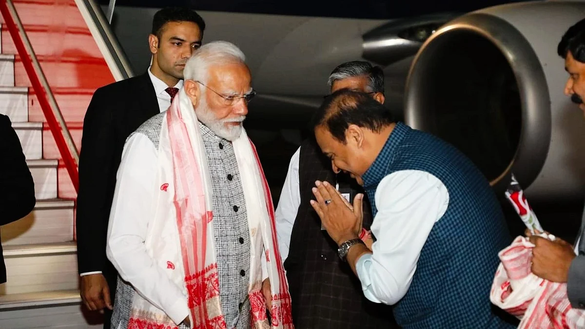 Assam CM Himanta Biswa Sarma greets PM Modi in Gauhati (photo: @himantabiswa/X)