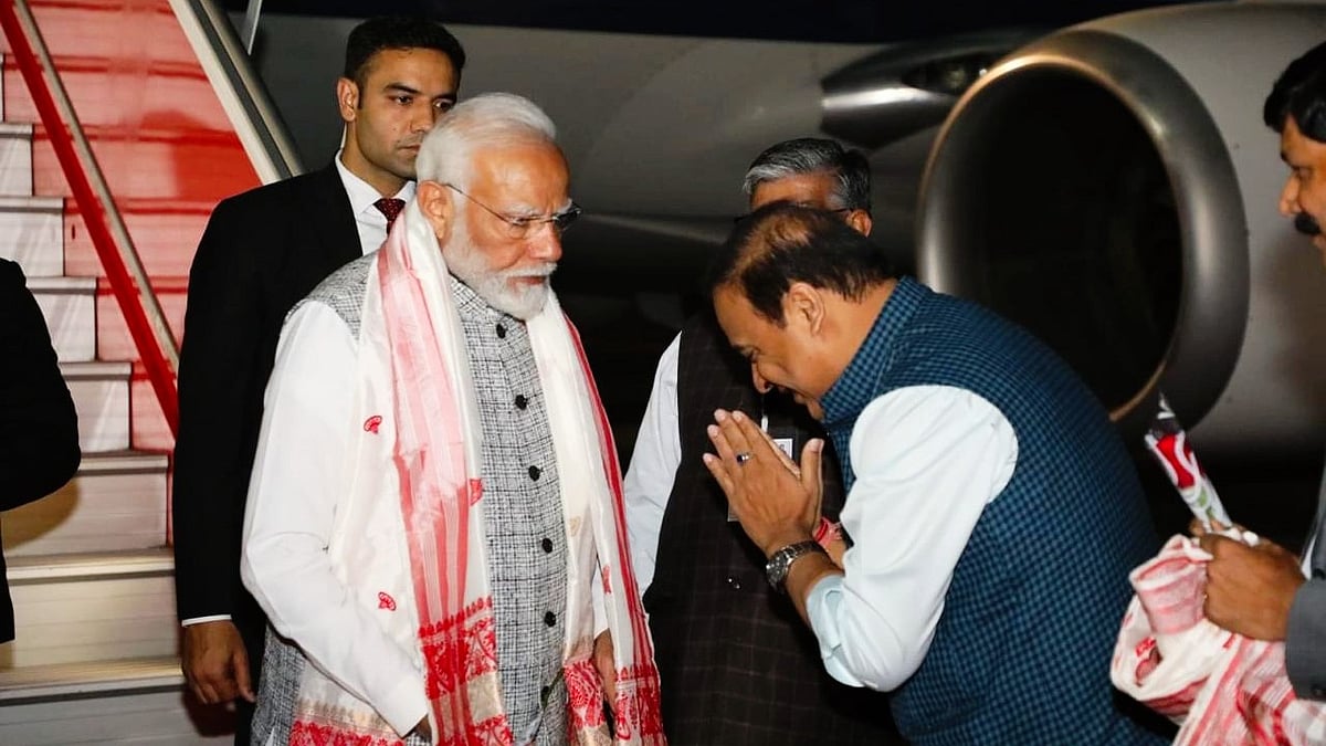Assam CM Himanta Biswa Sarma greets PM Modi in Gauhati (photo: @himantabiswa/X)
