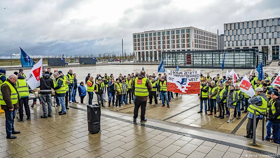 The trade union Verdi has rejected Lufthansa's latest offer as "insufficient," repeating its demands. (photo: DW)