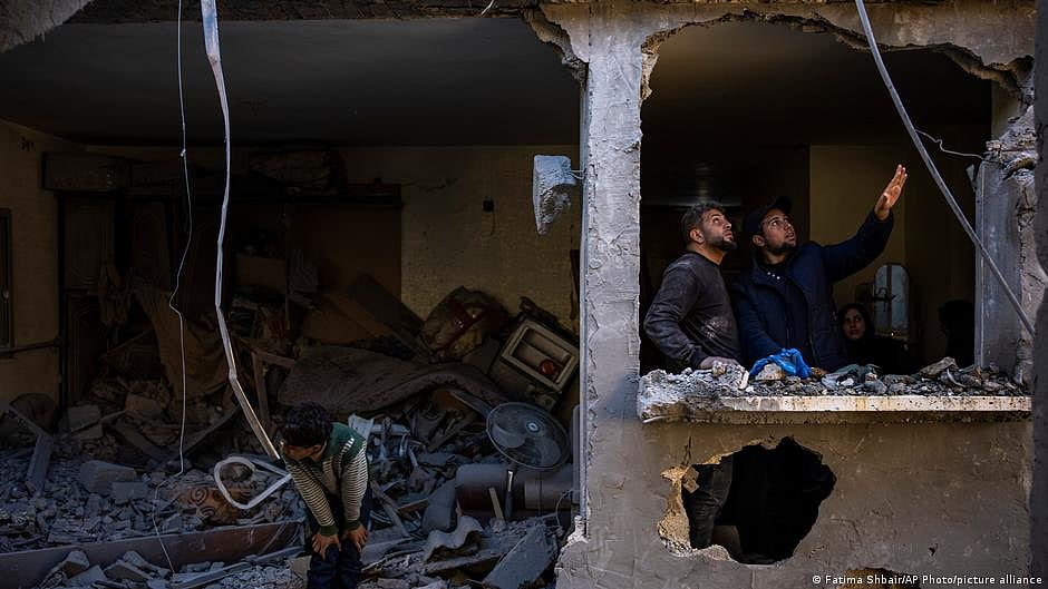 Palestinians examine damage after an Israeli strike in Rafah on February 8. (photo: DW)