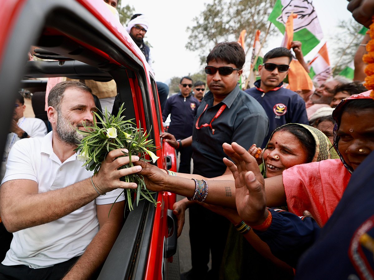 The local women of Raigarh greet Rahul Gandhi as he drives through (photo: bharatjodonyayyatra.com)