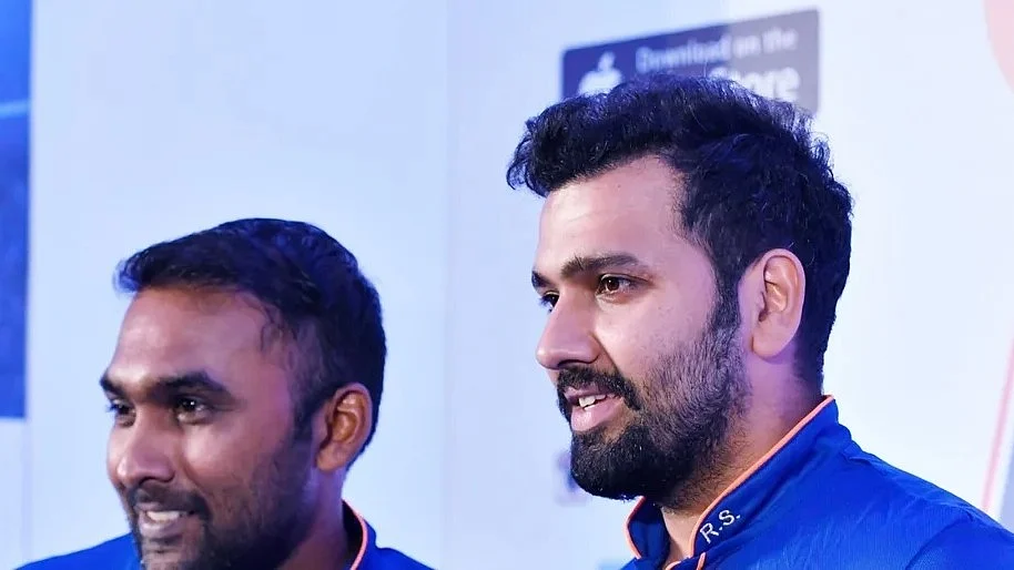 Rohit Sharma with Mahela Jayawardene, Head of Global Cricket Operations of Mumbai Indians. (photo: MI)
