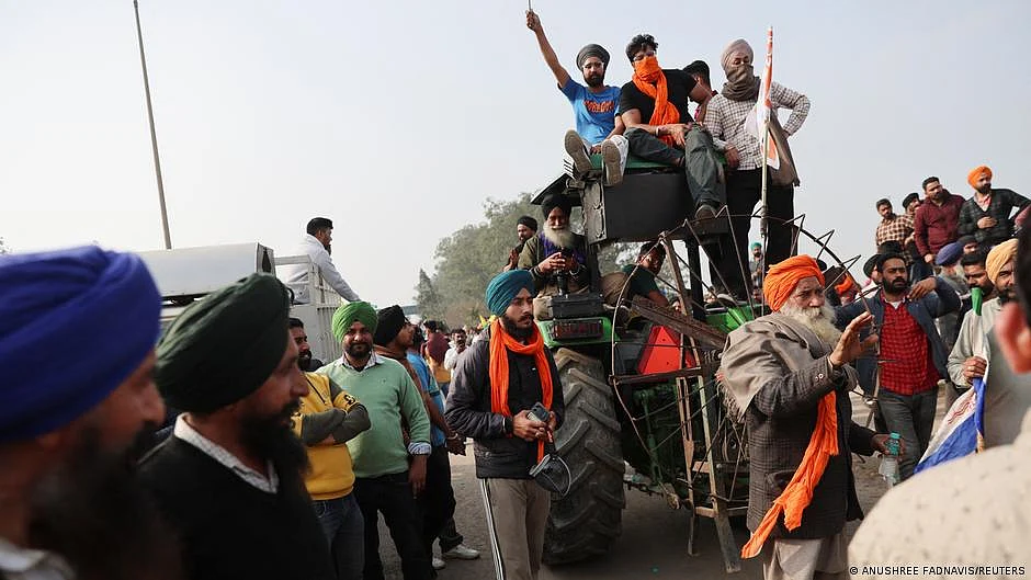 Farmers from northern Punjab are protesting at two inter-state border points with Haryana demanding financial stability (photo: DW)