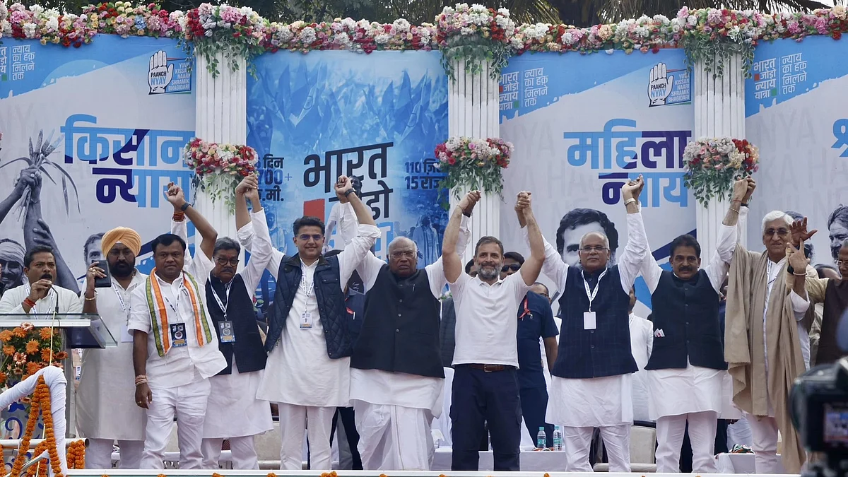 Congress leaders, including party president Mallikarjun Kharge (centre), flanked by Sachin Pilot (left), Rahul Gandhi (right) and others, vows an MSP for farmers during a Bharat Jodo Nyay Yatra public meeting in Chattisgarh (photo courtesy @kharge/X)