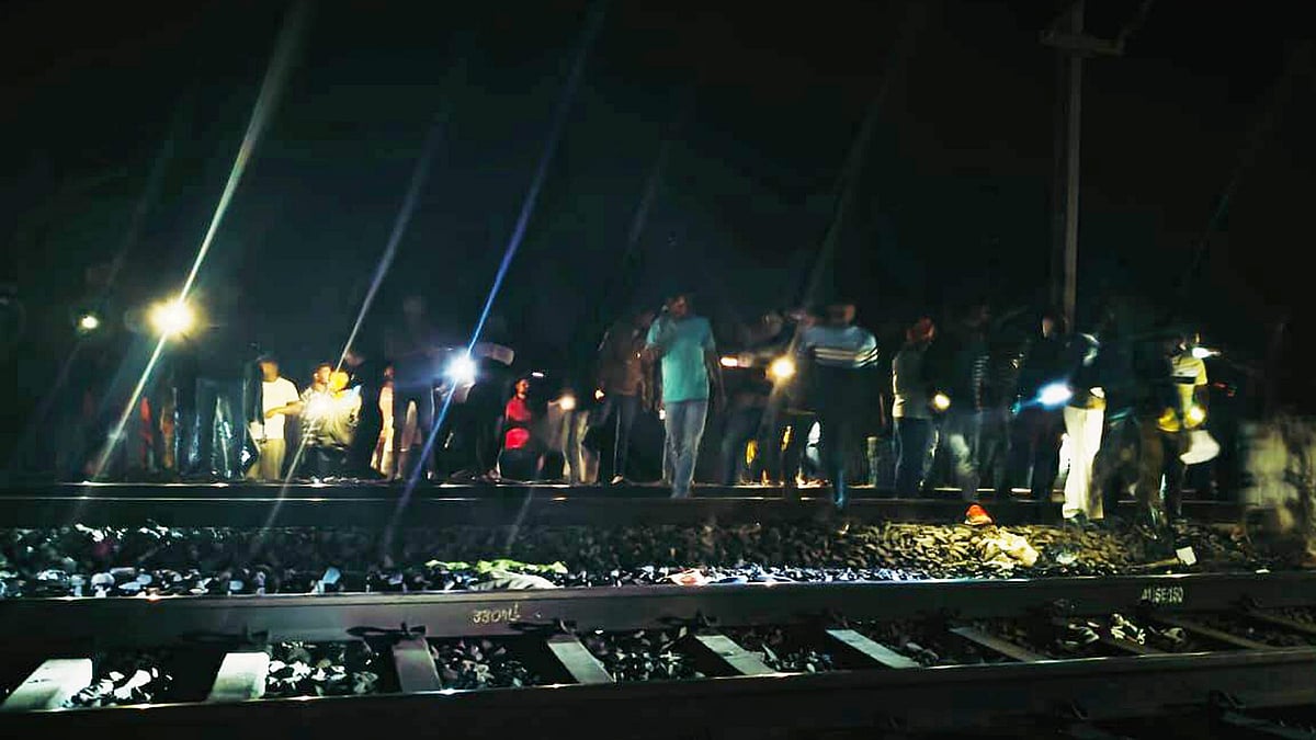 People gather near a railway track where at least 2 persons were run over and killed by a train in Jamtara district on 28 Feb. (photo: PTI)