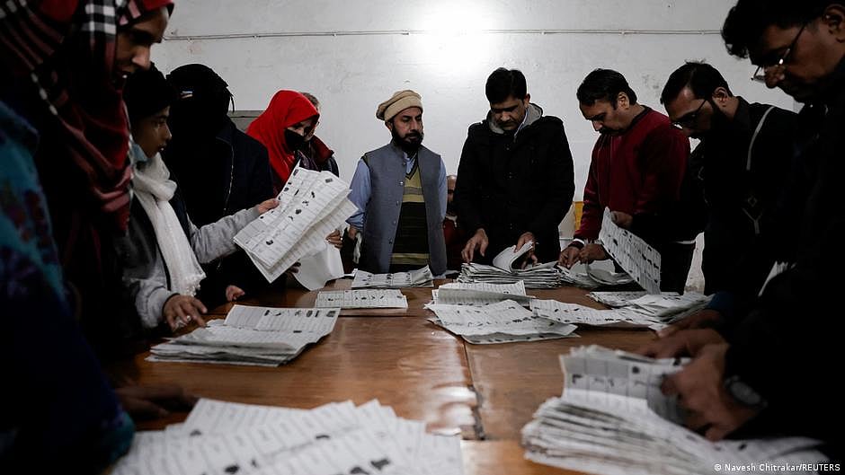 Pakistan election: Army chief urges end to 'polarization'