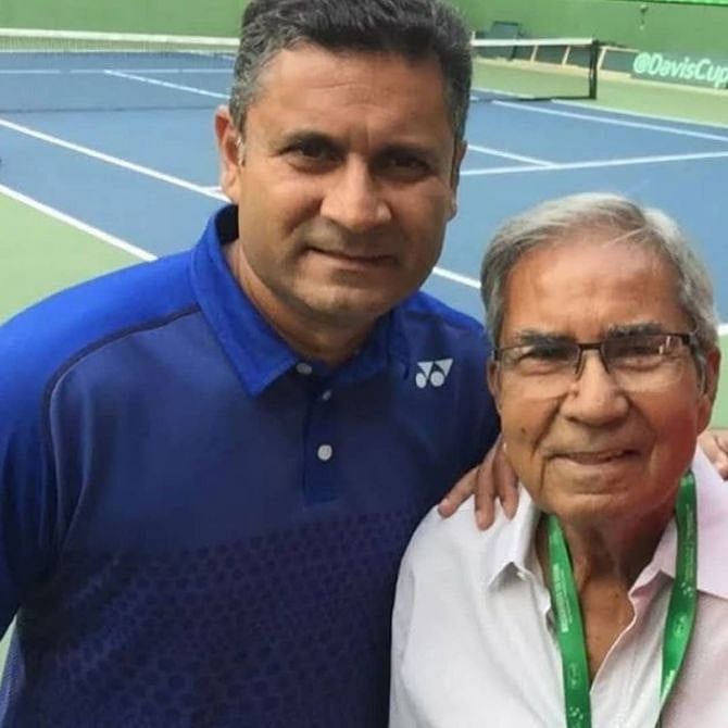 Zeeshan Ali with his father Akhtar Ali (photo: Zeeshan Ali/Instagram)