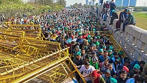 Amid massive security build-up, thousands of farmers head to Delhi
 (photo: IANS)