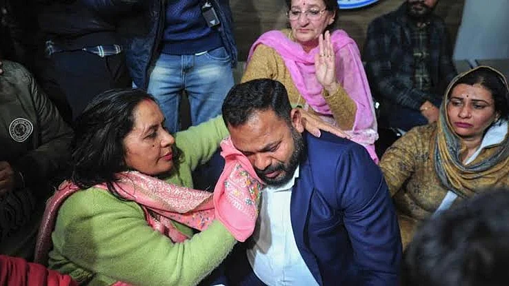 Days earlier, AAP candidate Kuldeep  Kumar broke down in tears amongst supporters over the 'loss' (photo courtesy @SurrbhiM/X)