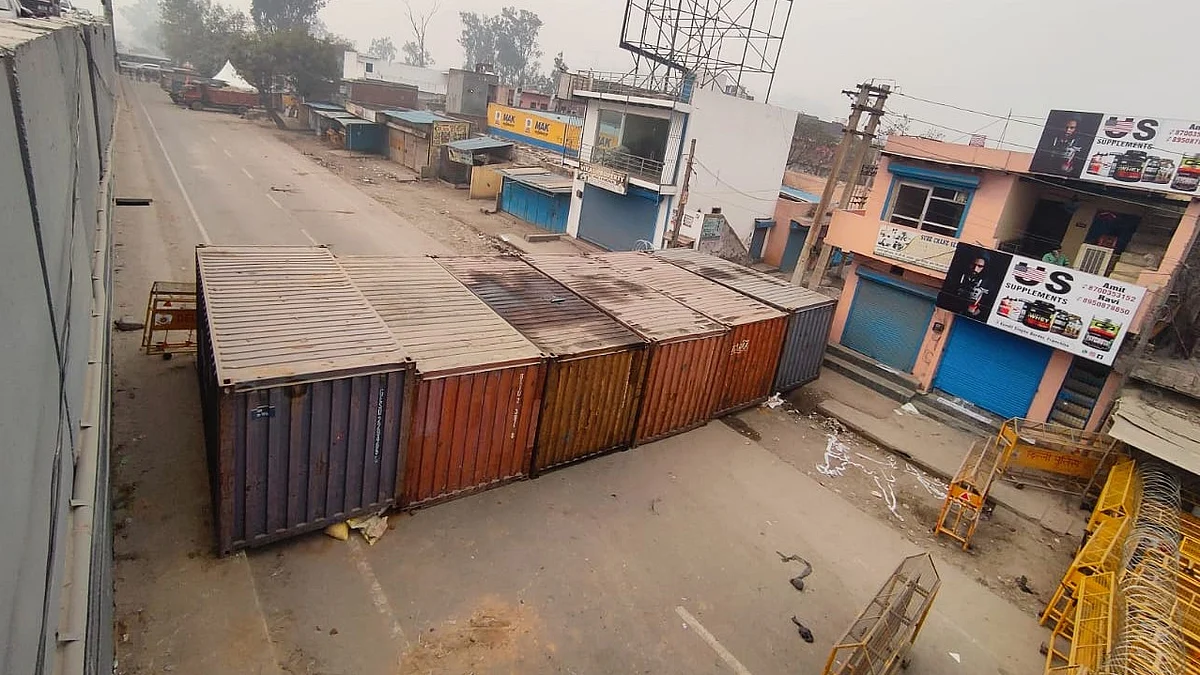 A street blocked with containers to impede the Delhi Chalo march (photo: Vipin/National Herald)