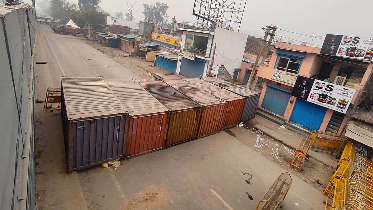 A street blocked with containers to impede the Delhi Chalo march (photo: Vipin/National Herald)
