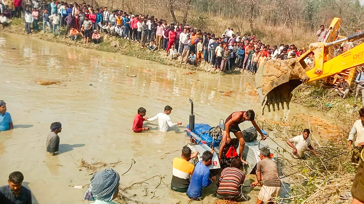 Rescue operations underway at the pond (photo: PTI) 