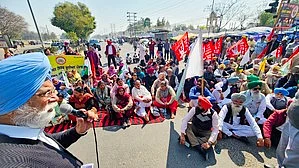 After the meeting, the farmer leaders agreed to deliberate on the government's proposal over the next 2 days and then decide on their course of action (photo: IANS)