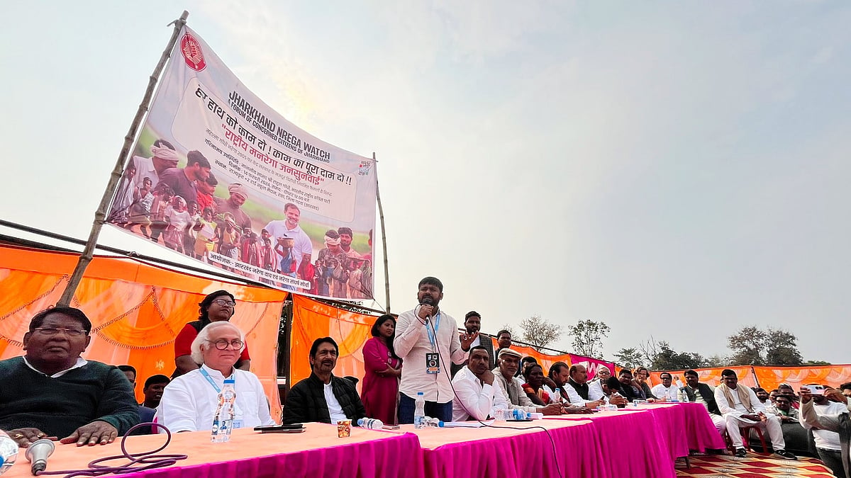 Jairam Ramesh (2nd from L), Kanhaiya Kumar (standing) at a MNREGA Watch 