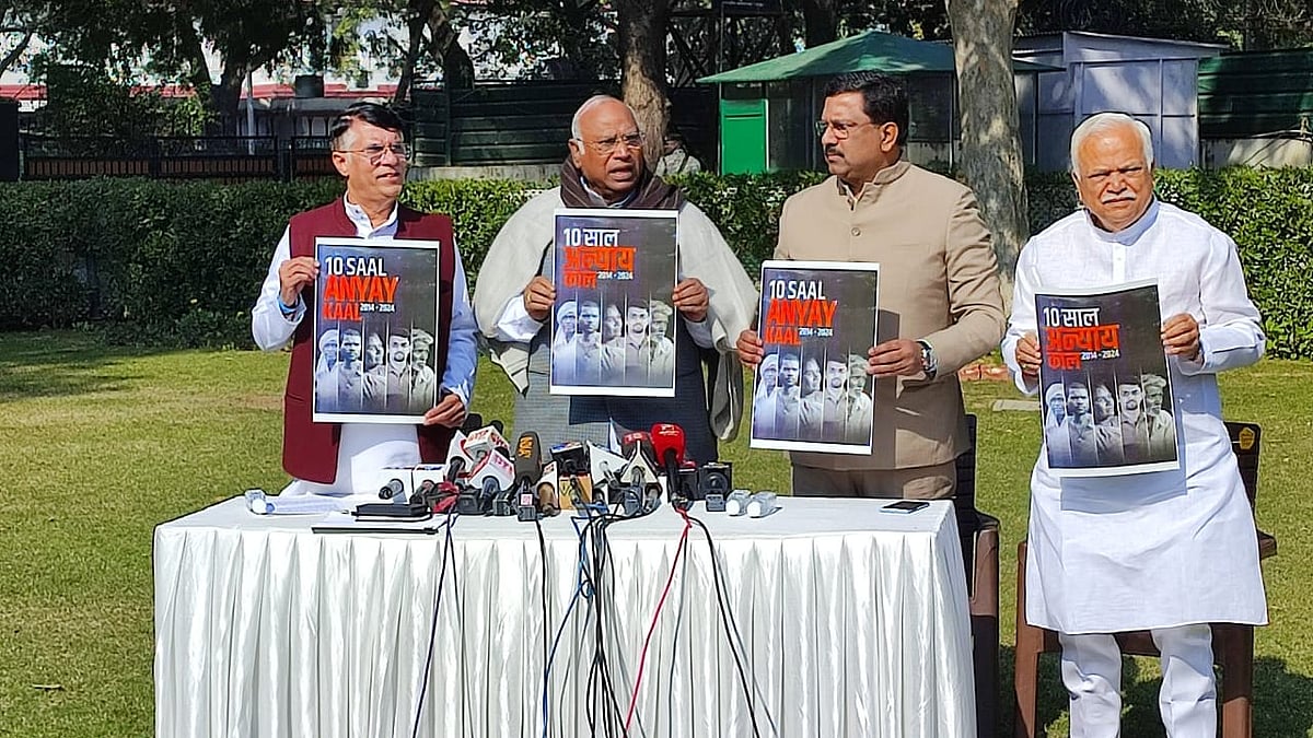 Congress president Mallikarjun Kharge (second from left) launches a 'black paper' titled '10 Saal Anyay Kaal' on 8 February 2024, critiquing the last 10 years of the Modi government (photo: Vipin/National Herald)