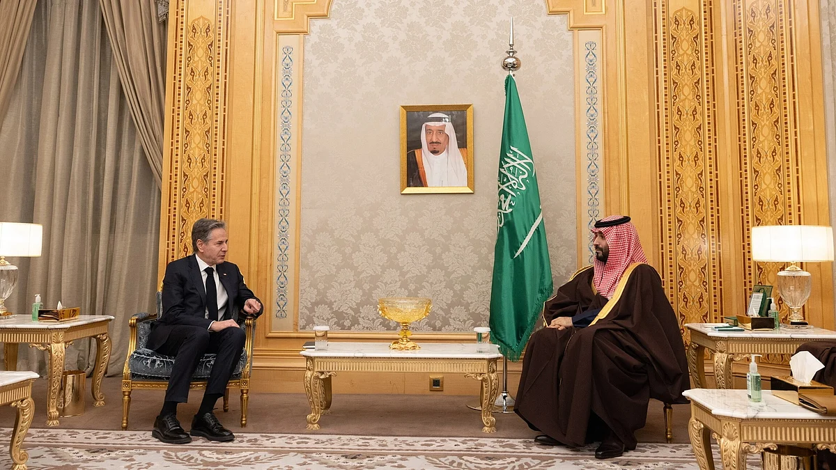 Antony Blinken (left) met Saudi Crown Prince Mohammed bin Salman (right) in Riyadh to discuss efforts to increase urgent humanitarian aid in Gaza. (photo: @SecBlinken/X)