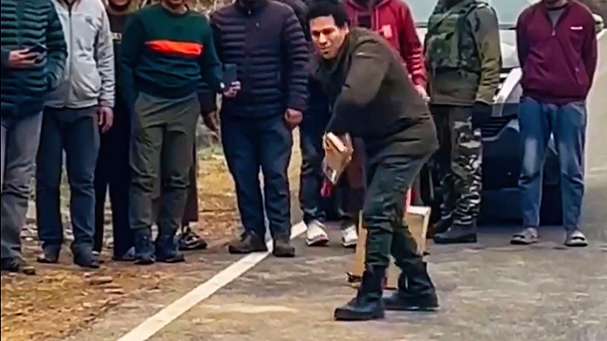 Sachin Tendulkar plays gully cricket with locals in Baramulla (photo: PTI)