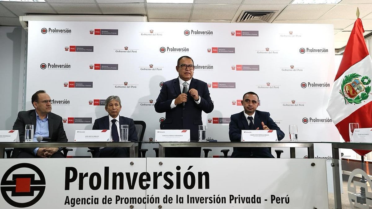 Otarola (standing) has resigned from his post after an audio linking him to the alleged irregular hiring of a young woman was released (photo: @AlbertoOtarolaP/X)
