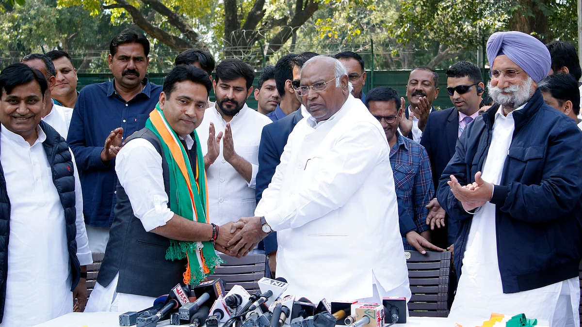 Former BJP MP Rahul Kaswan (green and saffron scarf) accepted into the Indian National Congress by party president Mallikarjun Kharge, New Delhi,  11 March 2024 (photo: IANS)