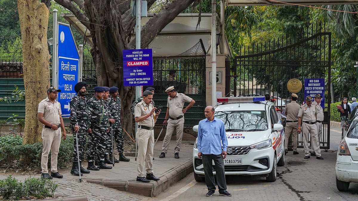 Tight security arrangements outside Delhi High Court ahead of hearing on Delhi CM Arvind Kejriwal's plea, challenging his arrest by the ED in the alleged excise policy scam, in New Delhi,27 March 27 (photo: PTI)