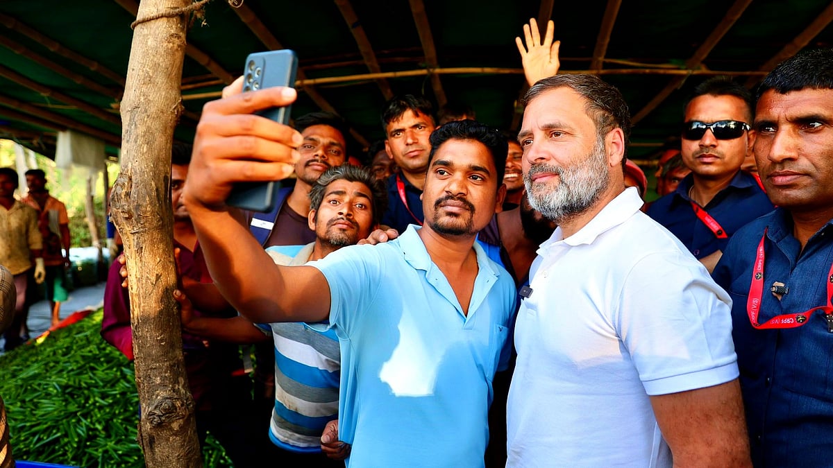 Rahul Gandhi with young traders in Deogarh, Gujarat (photo: @bharatjodo/X)