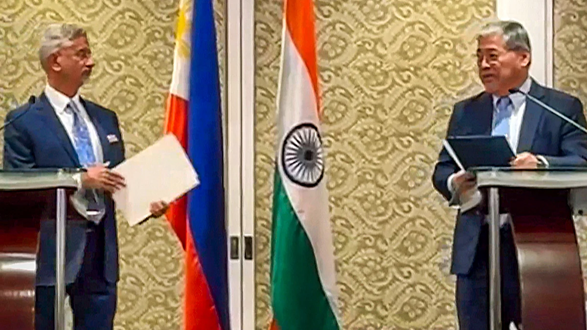 External Affairs Minister S. Jaishankar (left) with Secretary for Foreign Affairs of the Philippines Enrique Manalo (right) during a joint press address, in Manila, Philippines, 26 March (photo: PTI)