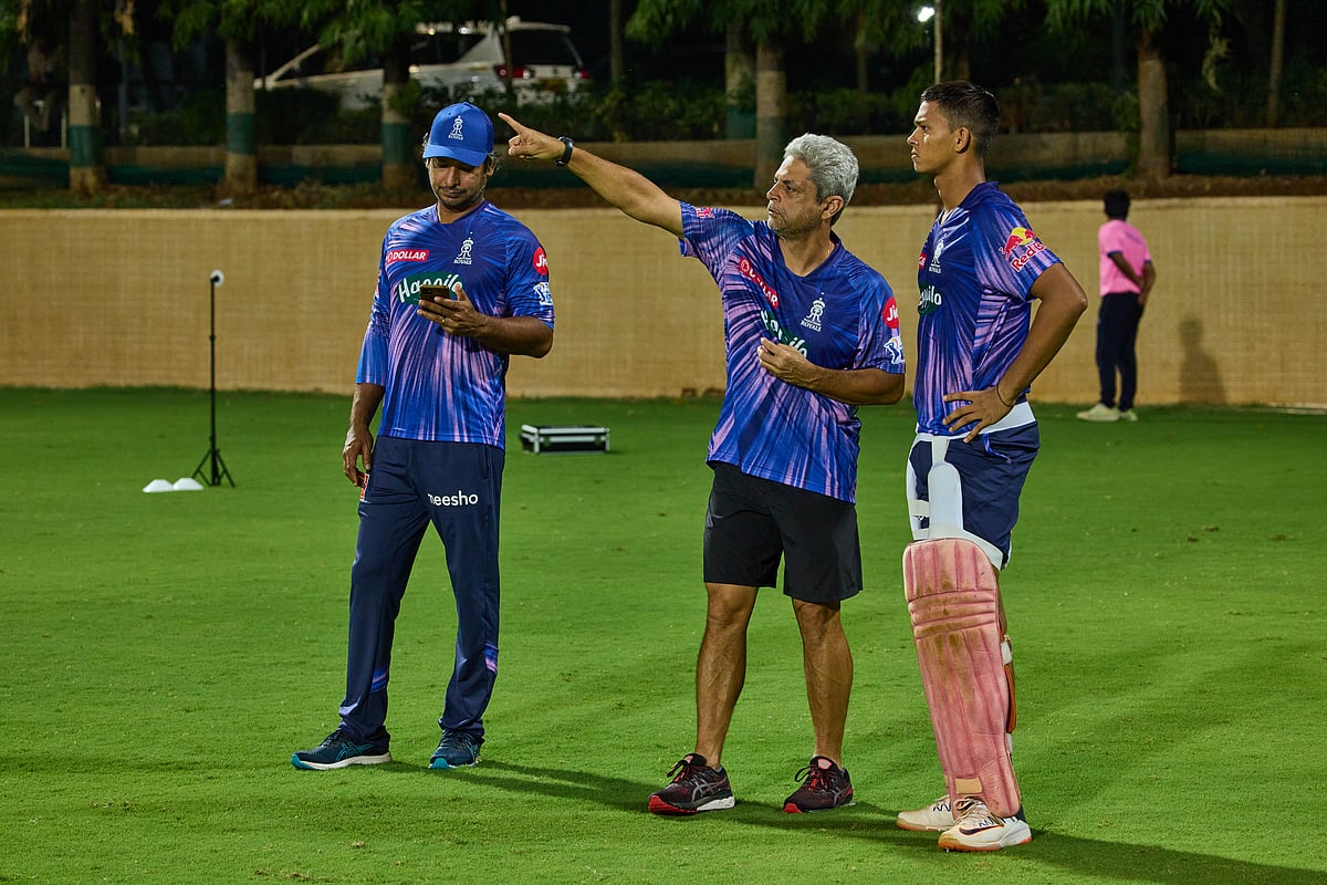 Zubin Bharucha (centre) with Jaiswal (in pads) and Sangakkara (photo: Rajasthan Royals)