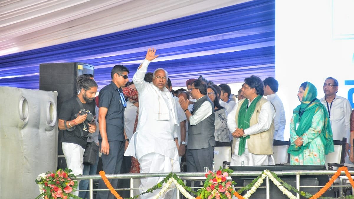 Congress president Mallikarjun Kharge waves at INDIA bloc supporters