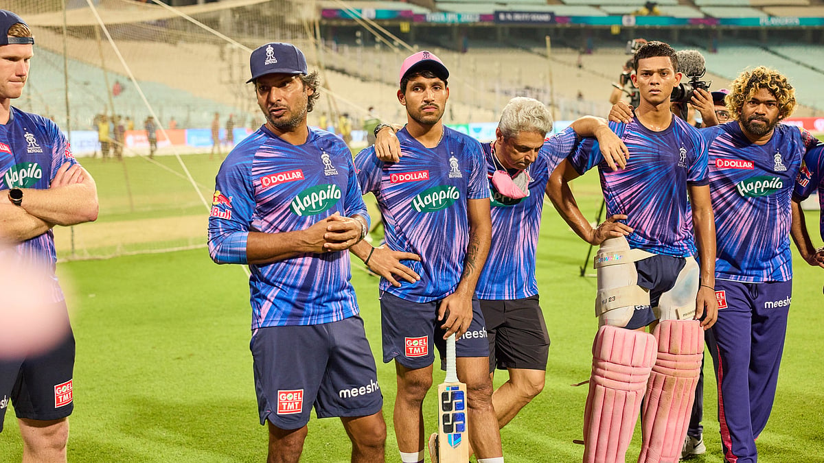 Zubin Bharucha (centre) puts his arms around Yashasvi Jaiswal (in pads) and Dhruv Jurel (with bat) during the IPL 2022 alongside Kumar Sangakkara (photo: Rajasthan Royals)