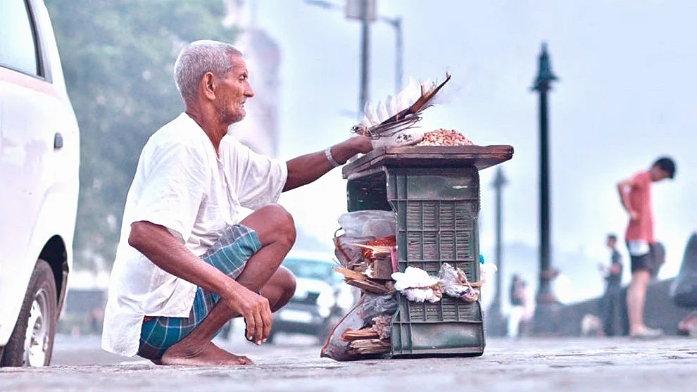 The seeng-channawala with his makeshift coal roaster and paper cones. (Photos: Sameer Zagade/ Denise D’Silva)