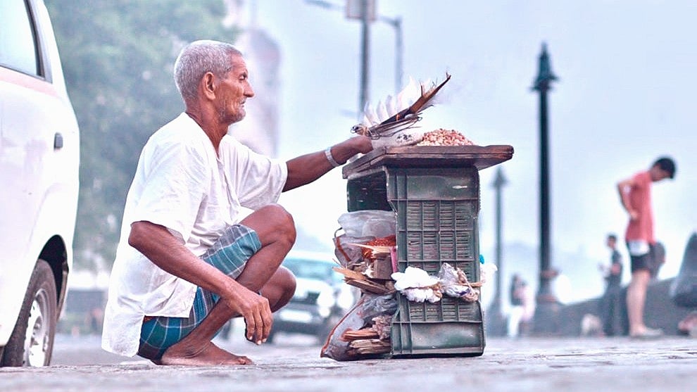 The seeng-channawala with his makeshift coal roaster and paper cones. (Photos: Sameer Zagade/ Denise D’Silva)