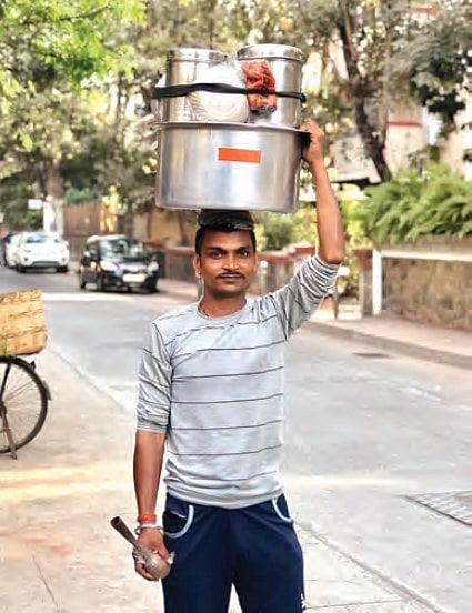 Medu wadas and idlis fresh and hot for the early breakfast run