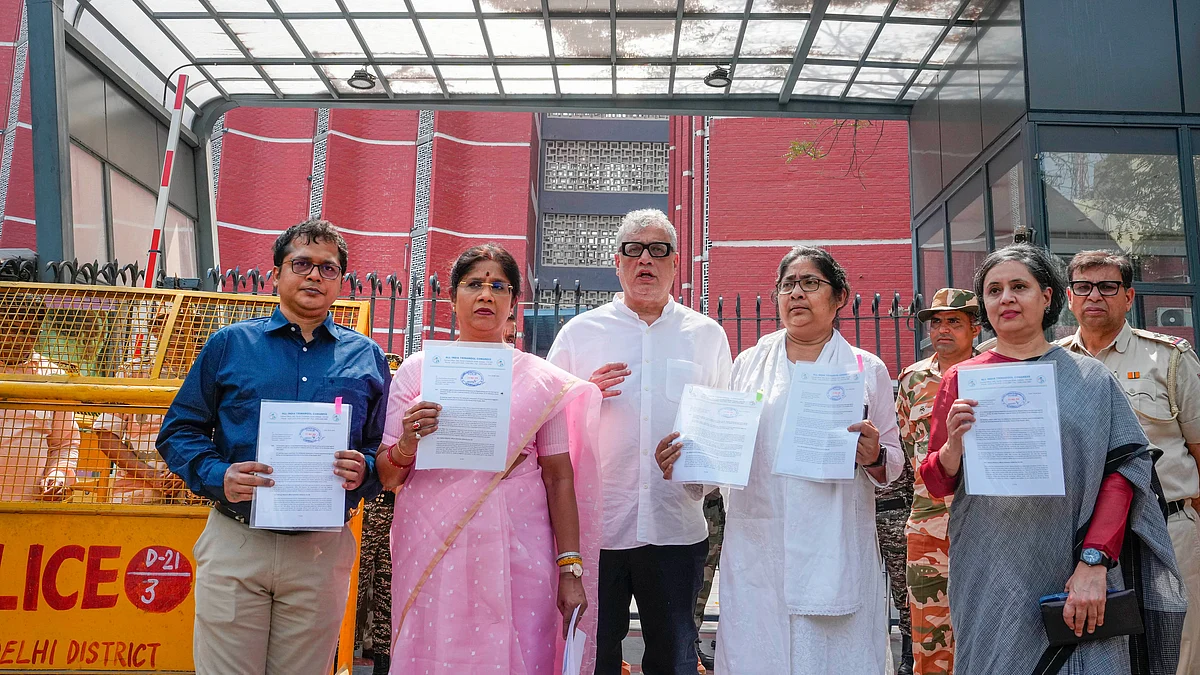 (L-R) Saket Gokhale, Shashi Panja, Derek O'Brien, Dola Sen & Sagarika Ghose at ECI last year (file photo)