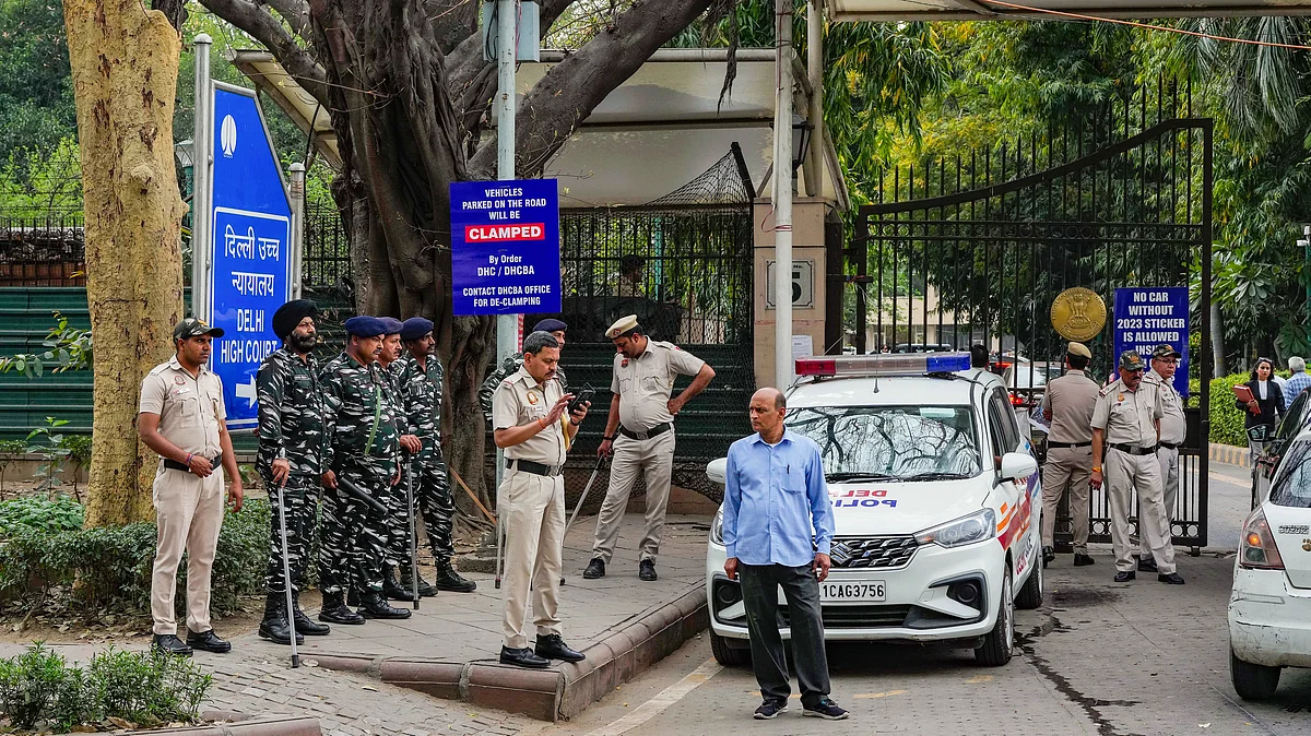 Security outside Delhi High Court ahead of the hearing on Arvind Kejriwal's plea (photo: PTI)