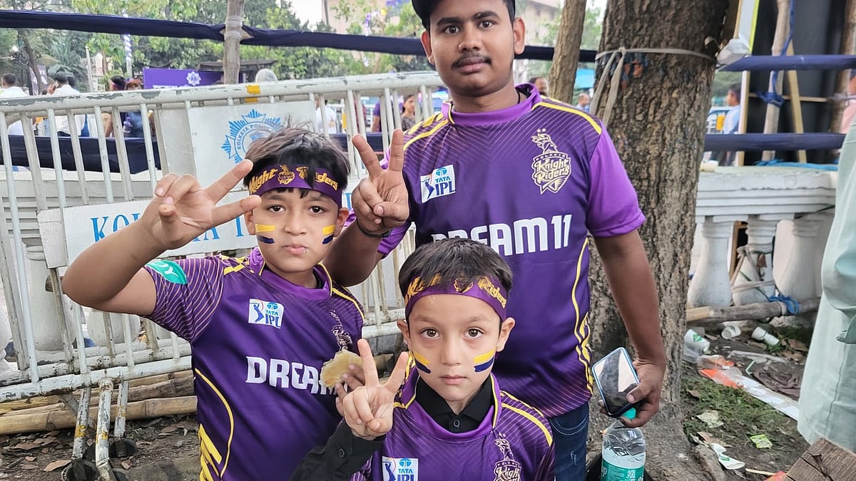 KKR fans flash victory signs outside Eden Gardens