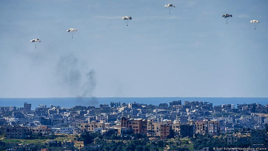 The US military and Jordan parachuted in more than 11,500 meals to Gaza on Sunday, the US military said. (photo: DW)
