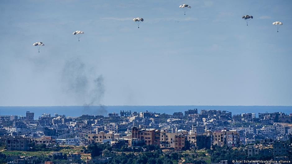 The US military and Jordan parachuted in more than 11,500 meals to Gaza on Sunday, the US military said. (photo: DW)