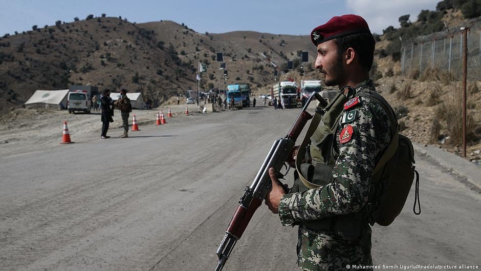 A Pakistani soldier at military post (photo: NH)